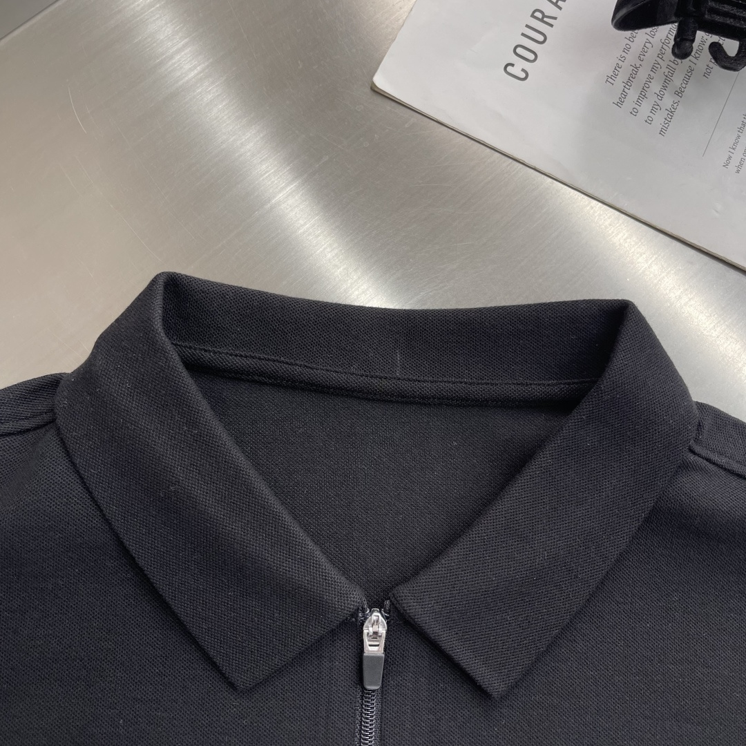 -🐦 鸟家 2026春夏经典的Polo领设计，搭配简洁的半拉链设计 线条利落流畅，巧妙修饰颈部线条，彰显