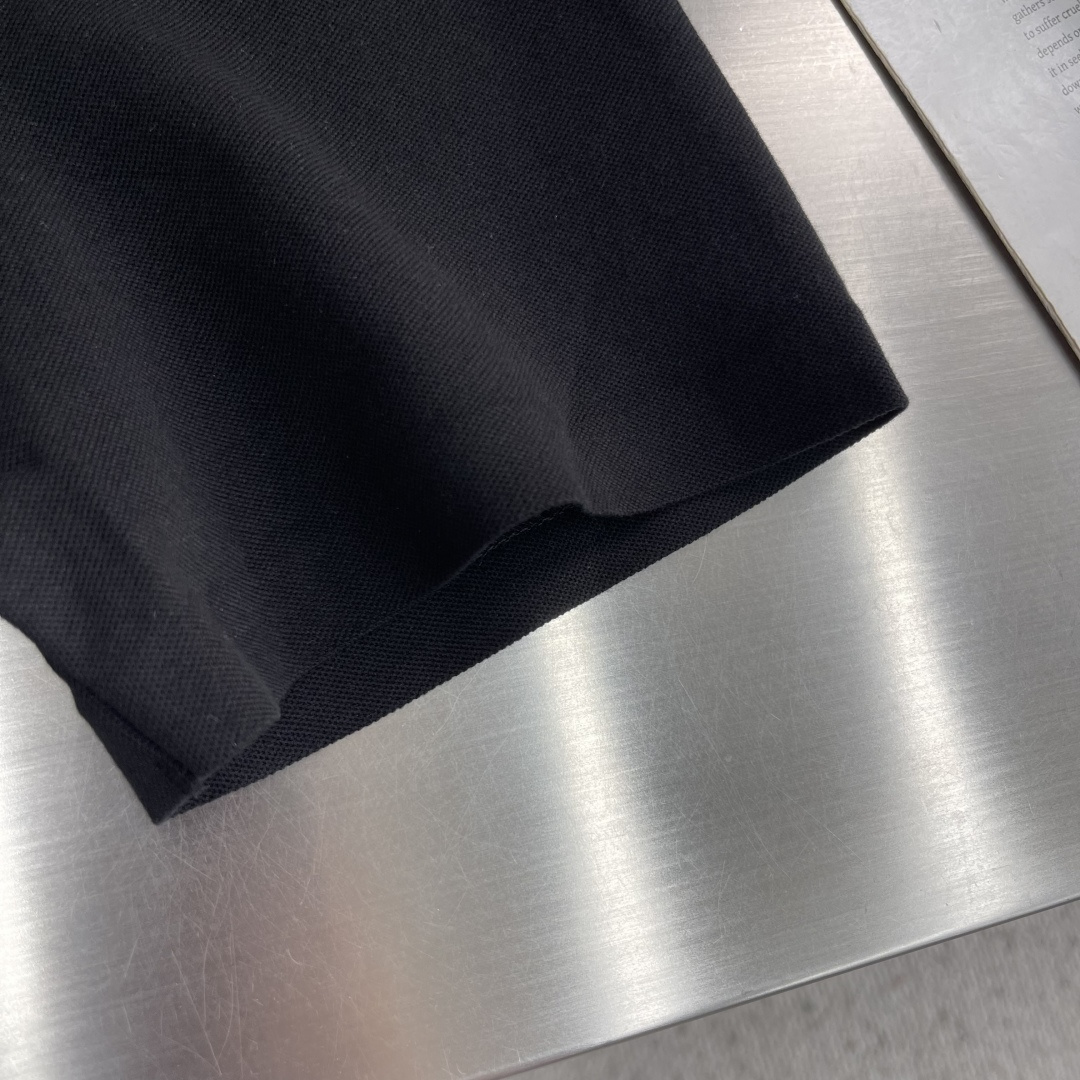 -🐦 鸟家 2026春夏经典的Polo领设计，搭配简洁的半拉链设计 线条利落流畅，巧妙修饰颈部线条，彰显