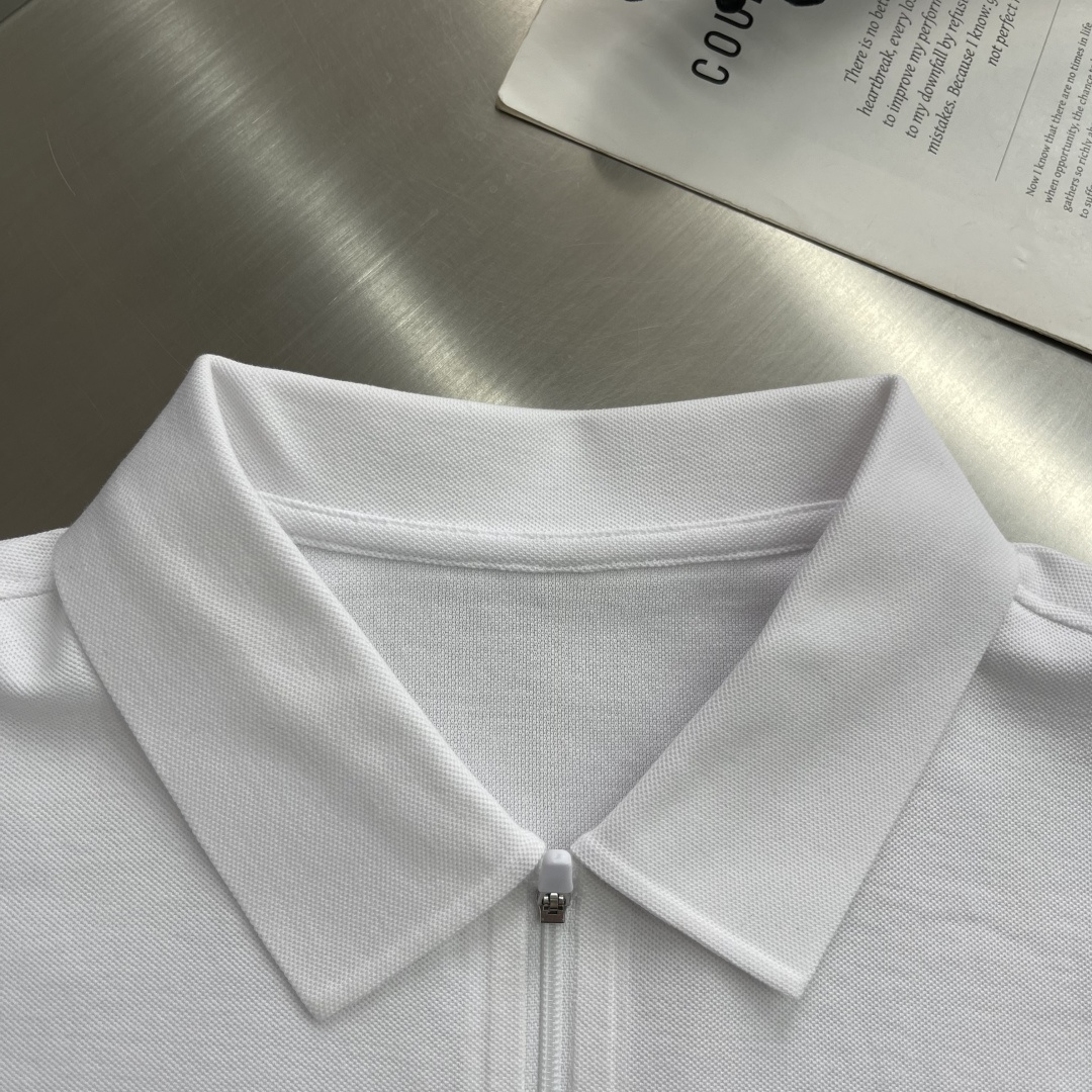-🐦 鸟家 2026春夏经典的Polo领设计，搭配简洁的半拉链设计 线条利落流畅，巧妙修饰颈部线条，彰显