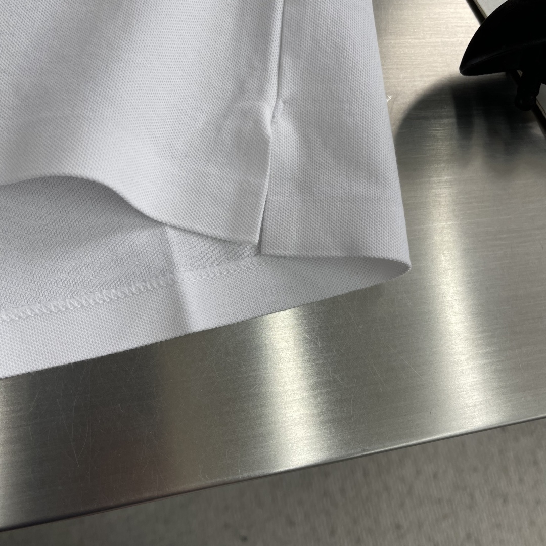 -🐦 鸟家 2026春夏经典的Polo领设计，搭配简洁的半拉链设计 线条利落流畅，巧妙修饰颈部线条，彰显