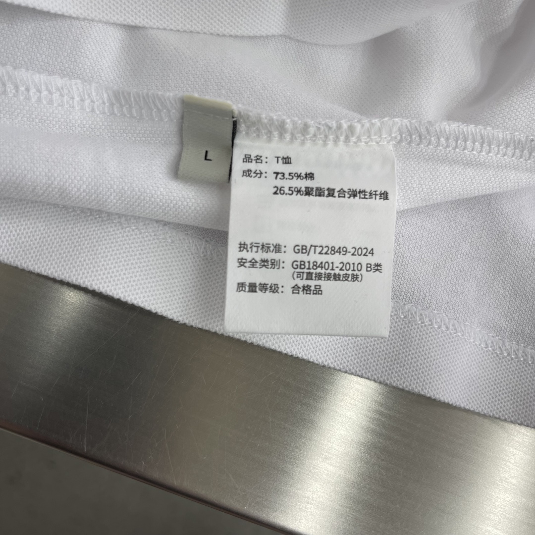 -🐦 鸟家 2026春夏经典的Polo领设计，搭配简洁的半拉链设计 线条利落流畅，巧妙修饰颈部线条，彰显