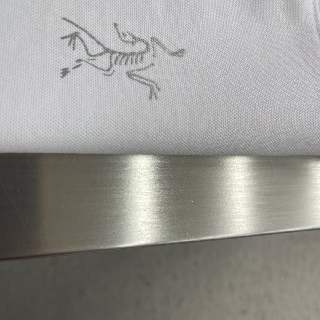 -🐦 鸟家 2026春夏经典的Polo领设计，搭配简洁的半拉链设计 线条利落流畅，巧妙修饰颈部线条，彰显