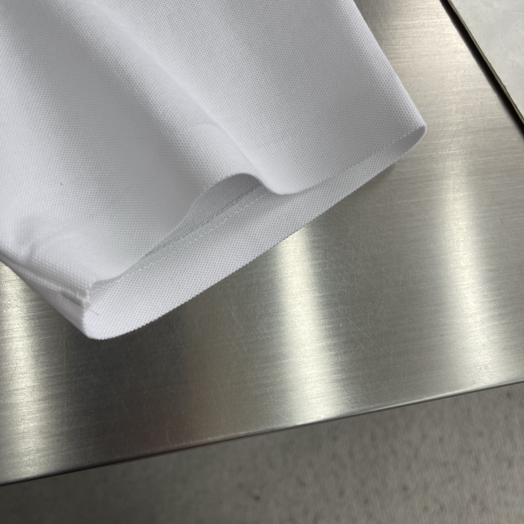 -🐦 鸟家 2026春夏经典的Polo领设计，搭配简洁的半拉链设计 线条利落流畅，巧妙修饰颈部线条，彰显