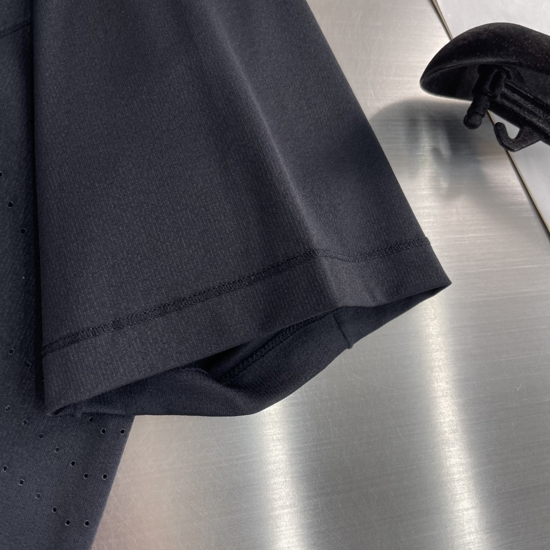 -迪桑特 运动风圆领短袖T恤，速干面料，舒适透气且利于排汗。版型简约，袖口处有品牌标志性图案刺绣，低调彰