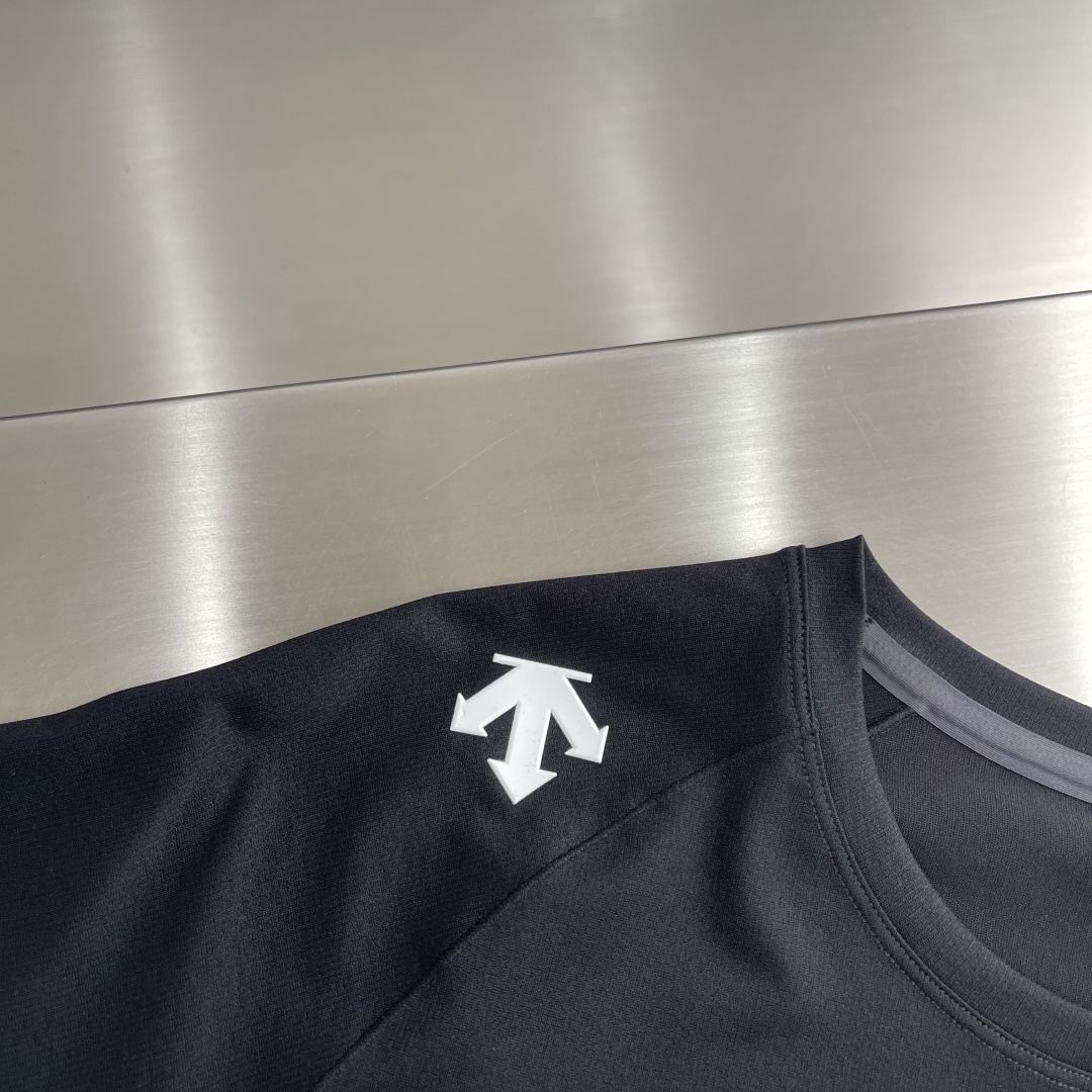 -迪桑特 运动风圆领短袖T恤，速干面料，舒适透气且利于排汗。版型简约，袖口处有品牌标志性图案刺绣，低调彰