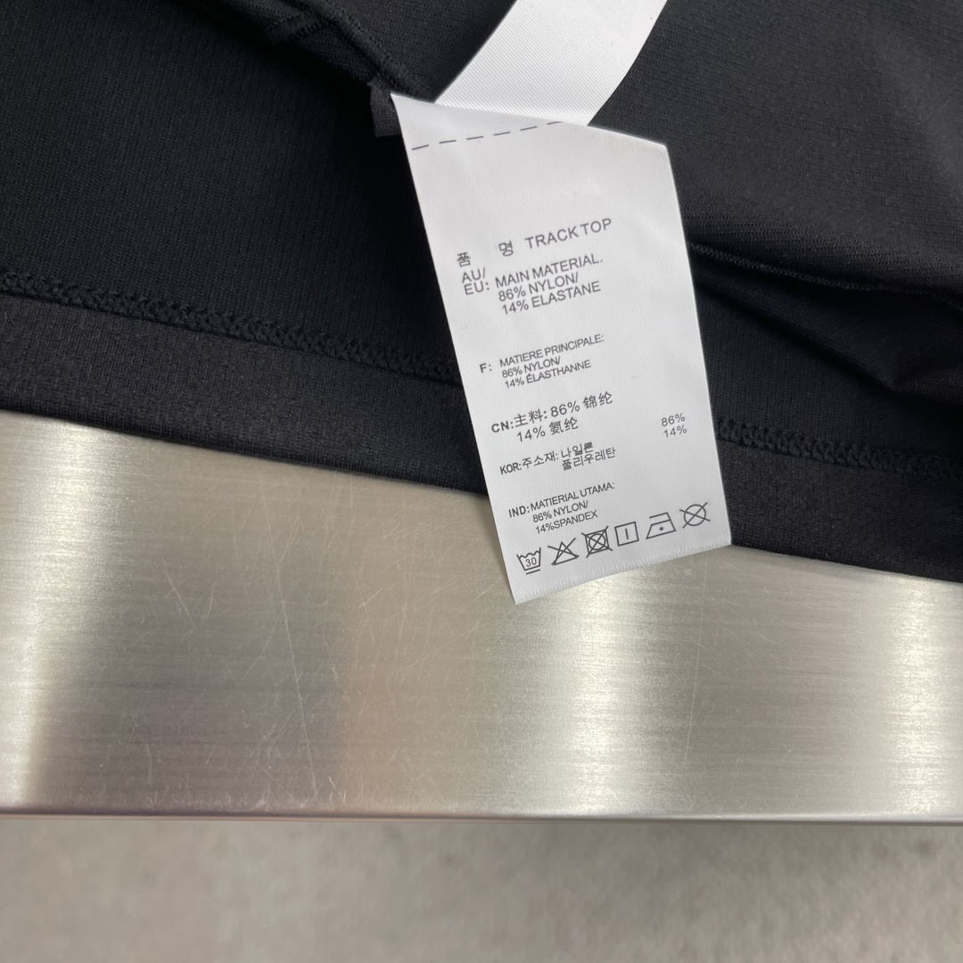 -迪桑特 运动风圆领短袖T恤，速干面料，舒适透气且利于排汗。版型简约，袖口处有品牌标志性图案刺绣，低调彰