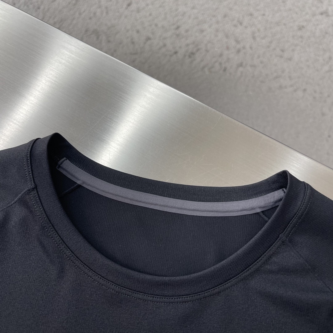 -迪桑特 运动风圆领短袖T恤，速干面料，舒适透气且利于排汗。版型简约，袖口处有品牌标志性图案刺绣，低调彰