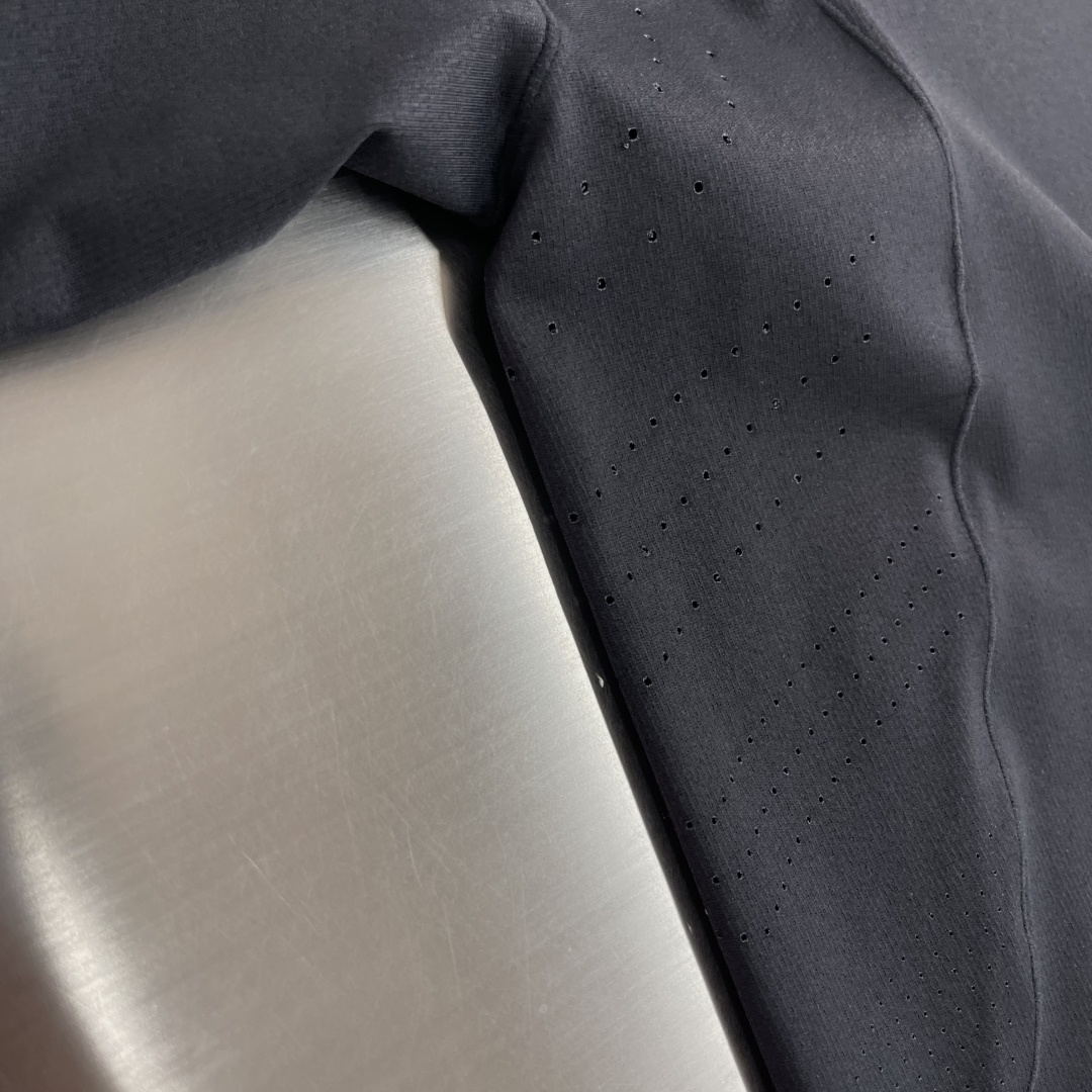 -迪桑特 运动风圆领短袖T恤，速干面料，舒适透气且利于排汗。版型简约，袖口处有品牌标志性图案刺绣，低调彰