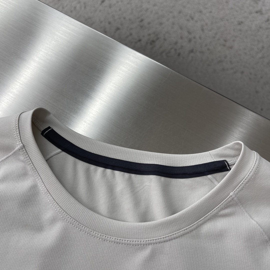 -迪桑特 运动风圆领短袖T恤，速干面料，舒适透气且利于排汗。版型简约，袖口处有品牌标志性图案刺绣，低调彰