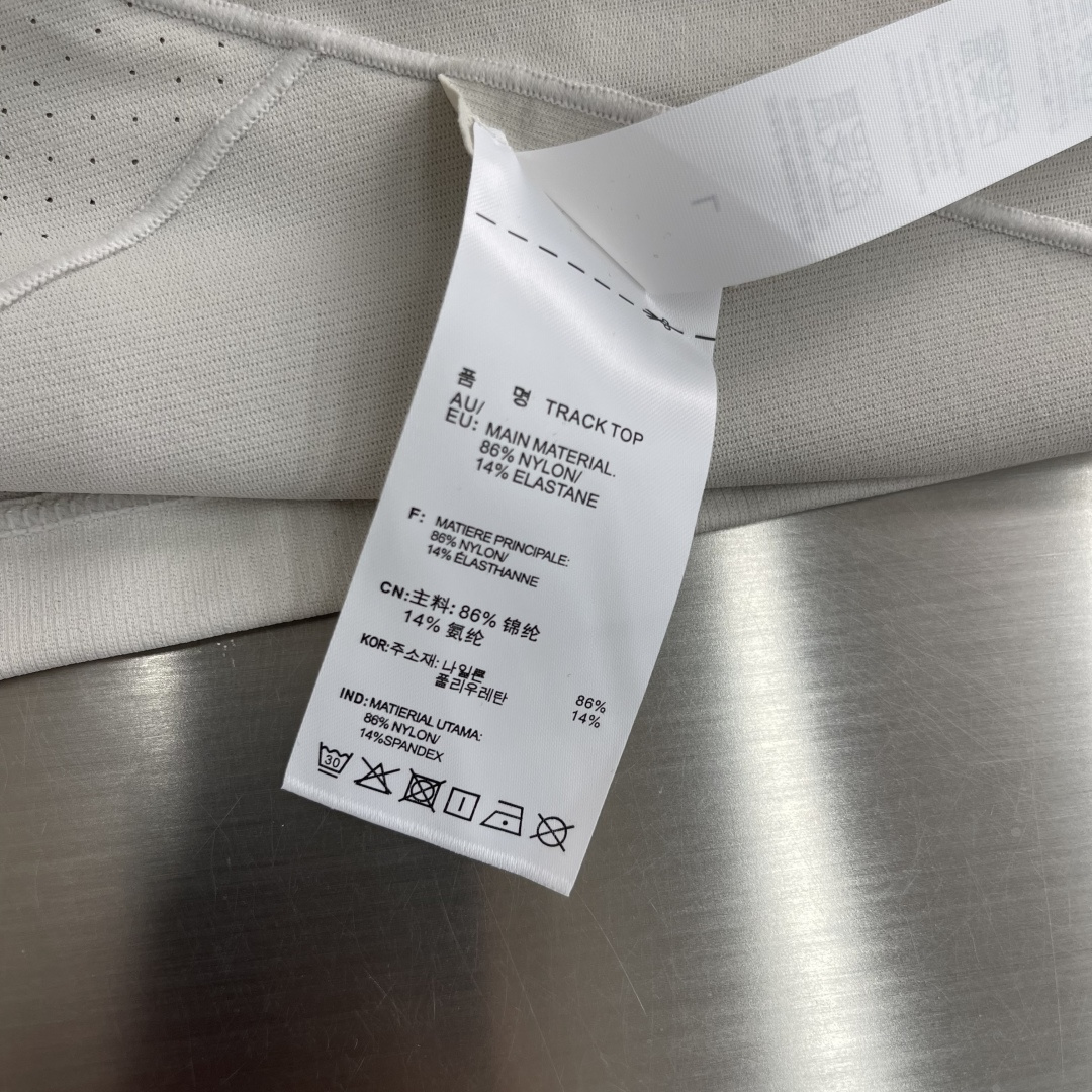 -迪桑特 运动风圆领短袖T恤，速干面料，舒适透气且利于排汗。版型简约，袖口处有品牌标志性图案刺绣，低调彰