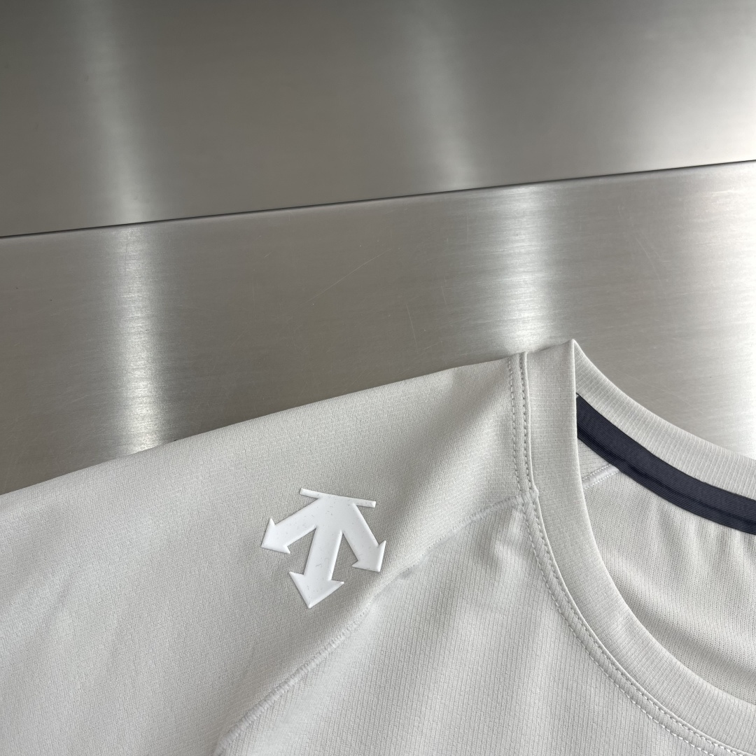 -迪桑特 运动风圆领短袖T恤，速干面料，舒适透气且利于排汗。版型简约，袖口处有品牌标志性图案刺绣，低调彰