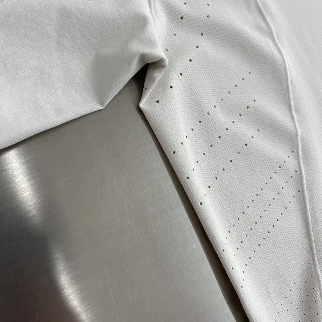 -迪桑特 运动风圆领短袖T恤，速干面料，舒适透气且利于排汗。版型简约，袖口处有品牌标志性图案刺绣，低调彰