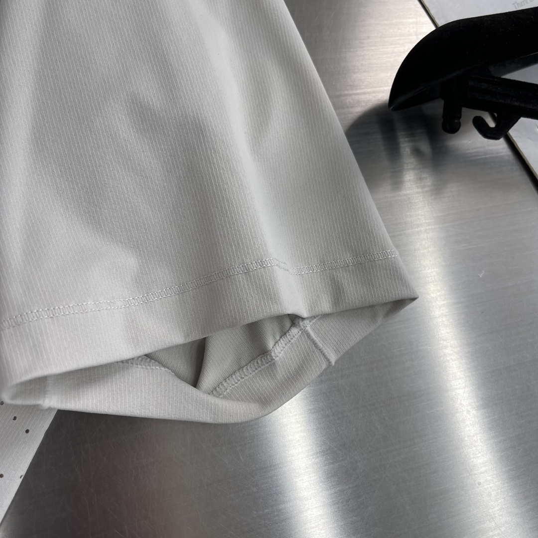 -迪桑特 运动风圆领短袖T恤，速干面料，舒适透气且利于排汗。版型简约，袖口处有品牌标志性图案刺绣，低调彰