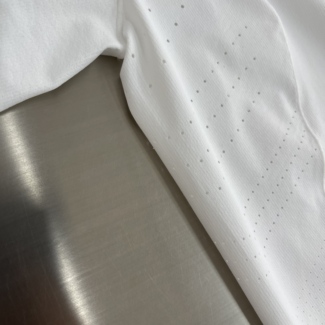 -迪桑特 运动风圆领短袖T恤，速干面料，舒适透气且利于排汗。版型简约，袖口处有品牌标志性图案刺绣，低调彰