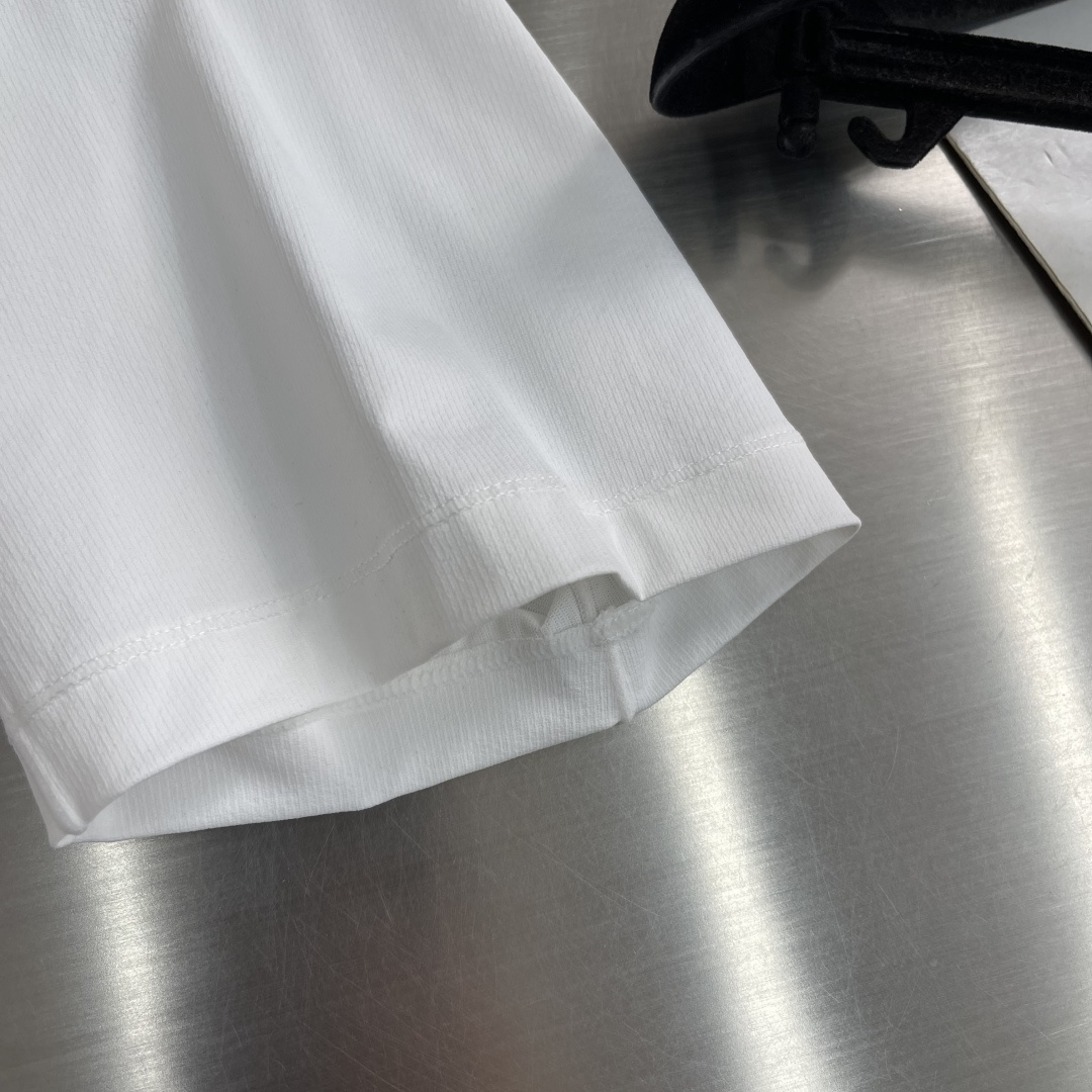 -迪桑特 运动风圆领短袖T恤，速干面料，舒适透气且利于排汗。版型简约，袖口处有品牌标志性图案刺绣，低调彰