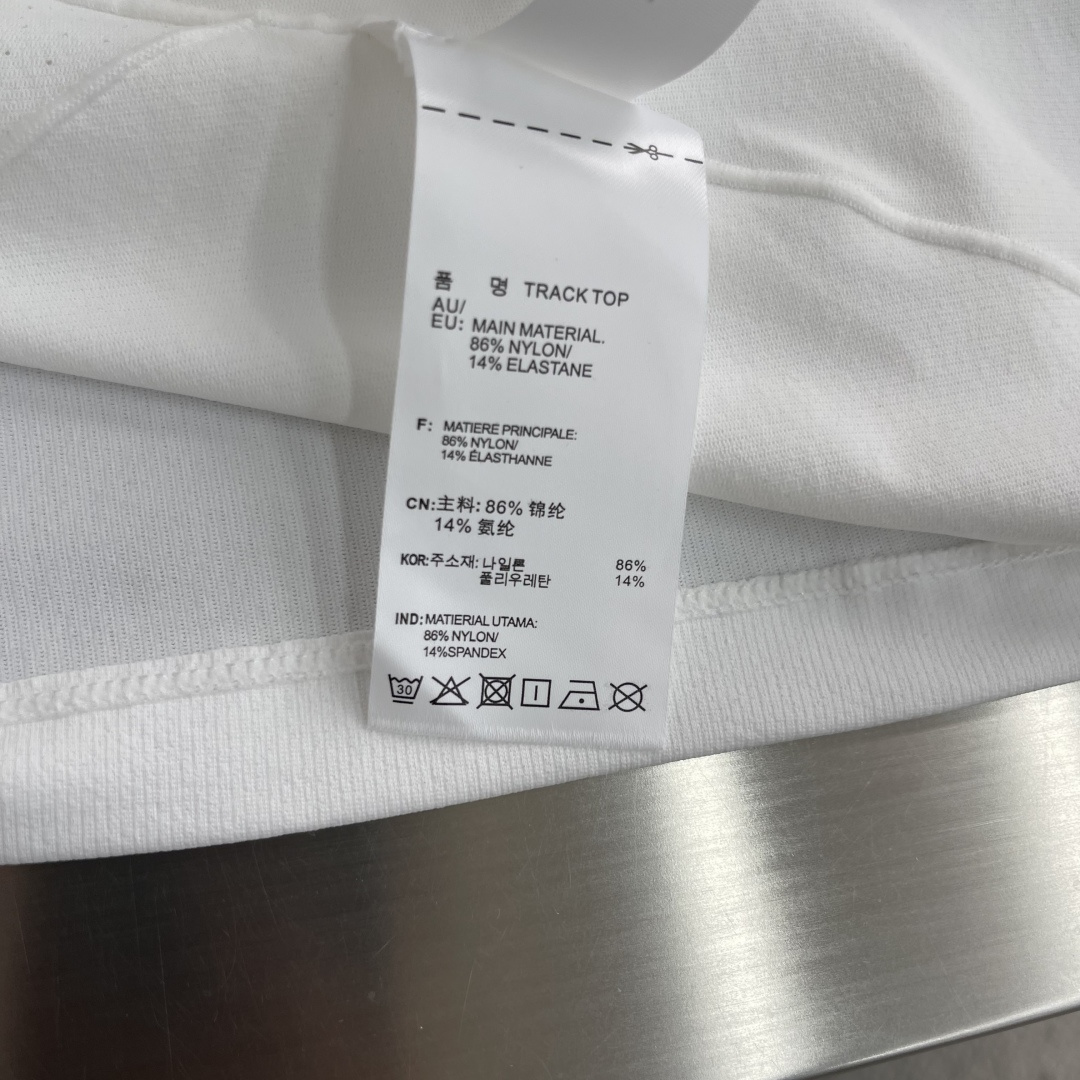 -迪桑特 运动风圆领短袖T恤，速干面料，舒适透气且利于排汗。版型简约，袖口处有品牌标志性图案刺绣，低调彰