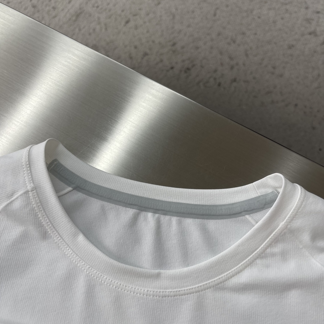 -迪桑特 运动风圆领短袖T恤，速干面料，舒适透气且利于排汗。版型简约，袖口处有品牌标志性图案刺绣，低调彰