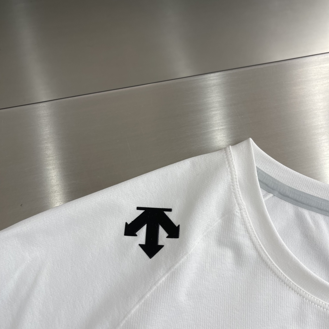 -迪桑特 运动风圆领短袖T恤，速干面料，舒适透气且利于排汗。版型简约，袖口处有品牌标志性图案刺绣，低调彰