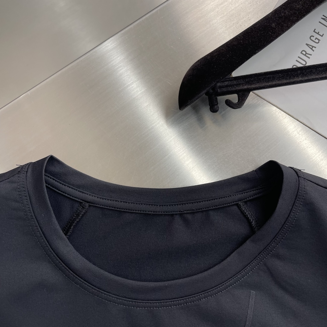 -迪桑特 圆领短袖T恤，速干面料，舒适透气且利于排汗。版型简约，袖口处有品牌标志性图案刺绣，低调彰显品牌