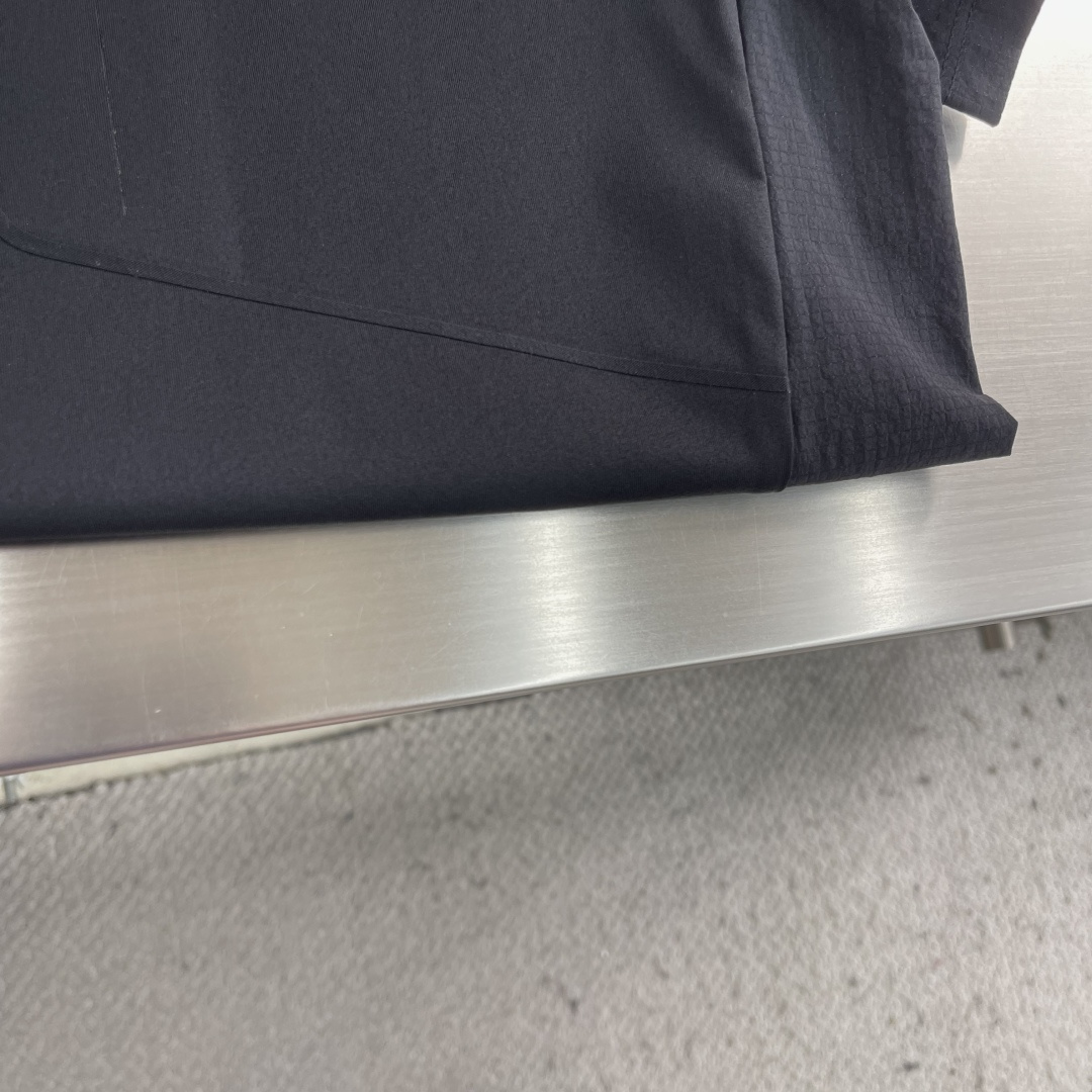 -迪桑特 圆领短袖T恤，速干面料，舒适透气且利于排汗。版型简约，袖口处有品牌标志性图案刺绣，低调彰显品牌