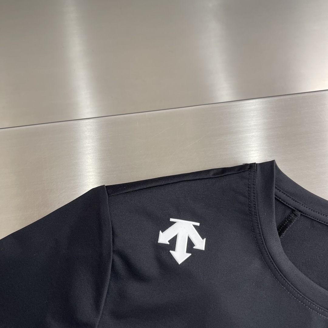 -迪桑特 圆领短袖T恤，速干面料，舒适透气且利于排汗。版型简约，袖口处有品牌标志性图案刺绣，低调彰显品牌