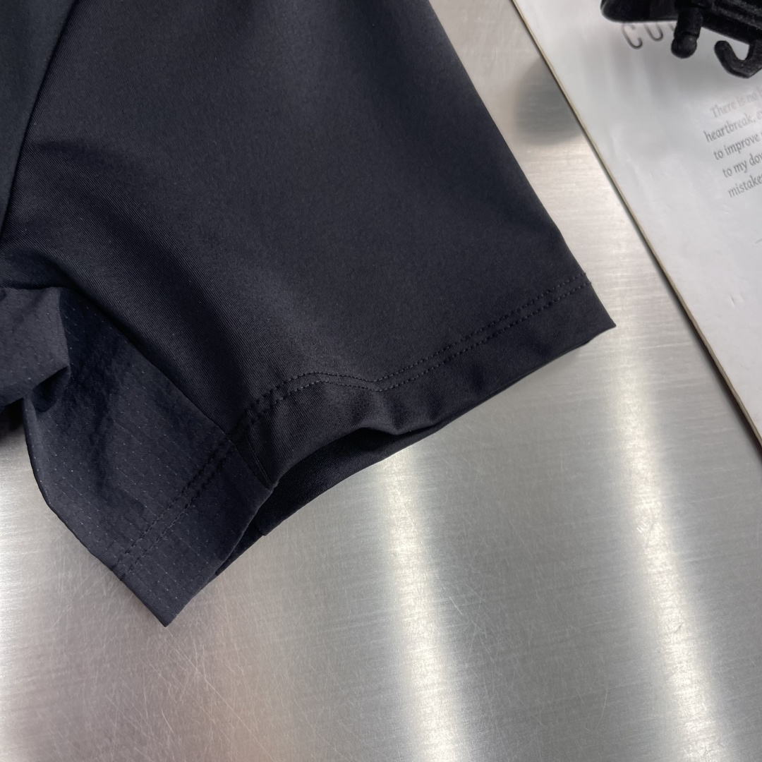 -迪桑特 圆领短袖T恤，速干面料，舒适透气且利于排汗。版型简约，袖口处有品牌标志性图案刺绣，低调彰显品牌