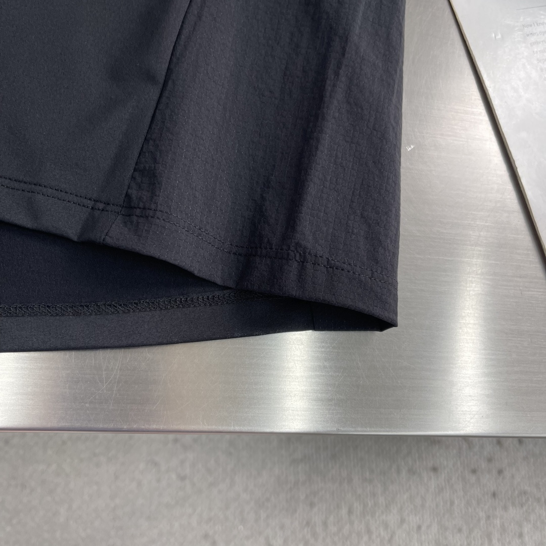 -迪桑特 圆领短袖T恤，速干面料，舒适透气且利于排汗。版型简约，袖口处有品牌标志性图案刺绣，低调彰显品牌