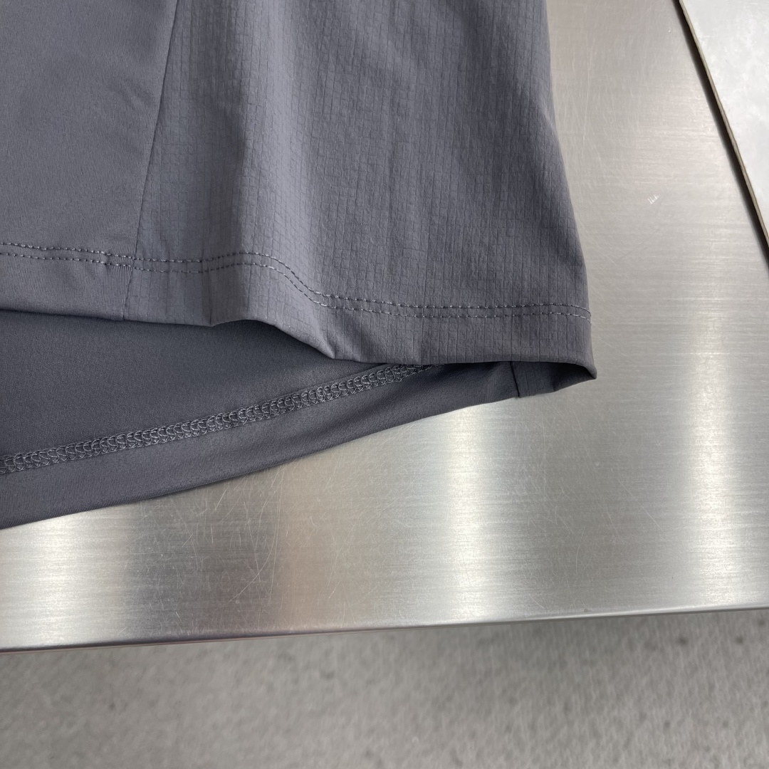 -迪桑特 圆领短袖T恤，速干面料，舒适透气且利于排汗。版型简约，袖口处有品牌标志性图案刺绣，低调彰显品牌