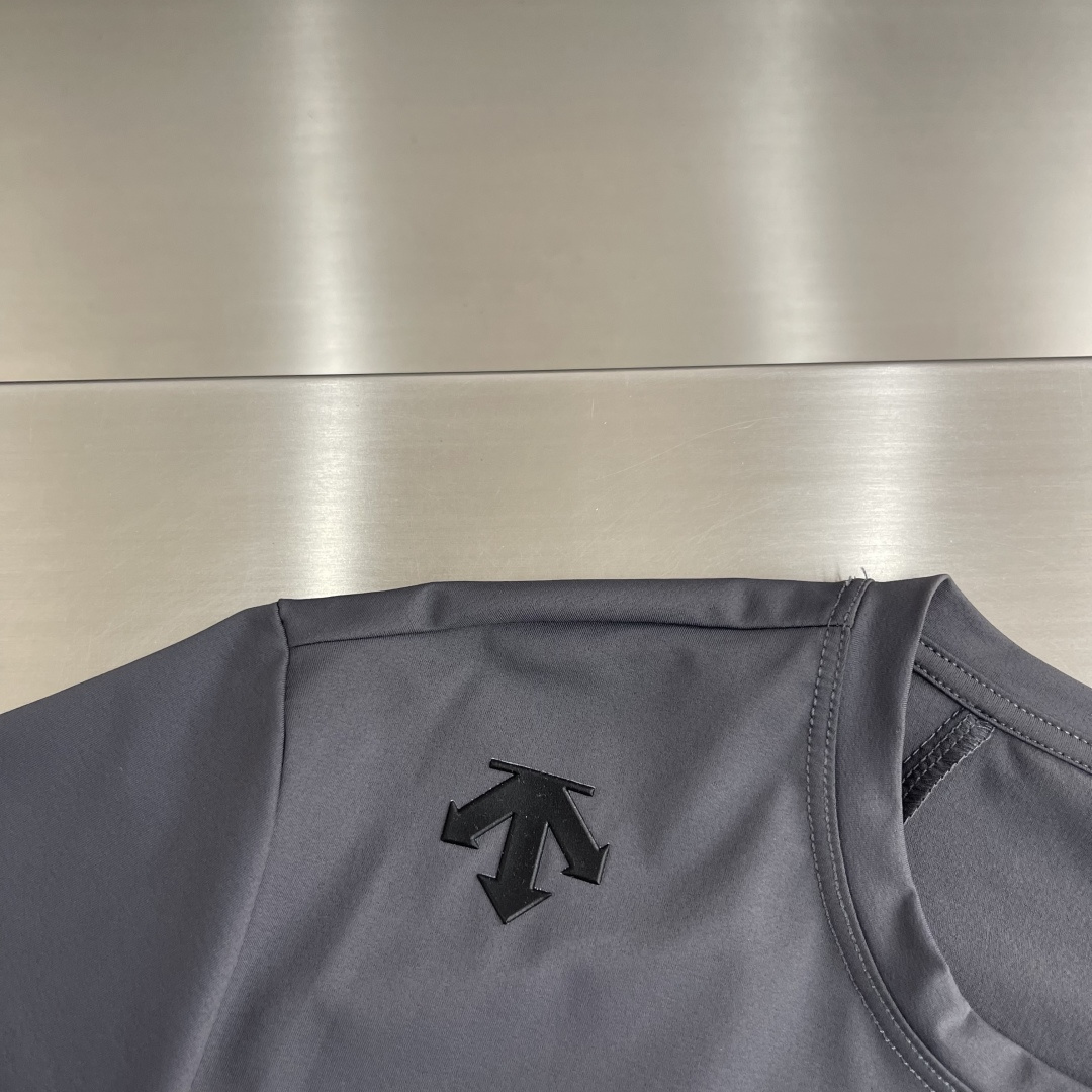 -迪桑特 圆领短袖T恤，速干面料，舒适透气且利于排汗。版型简约，袖口处有品牌标志性图案刺绣，低调彰显品牌