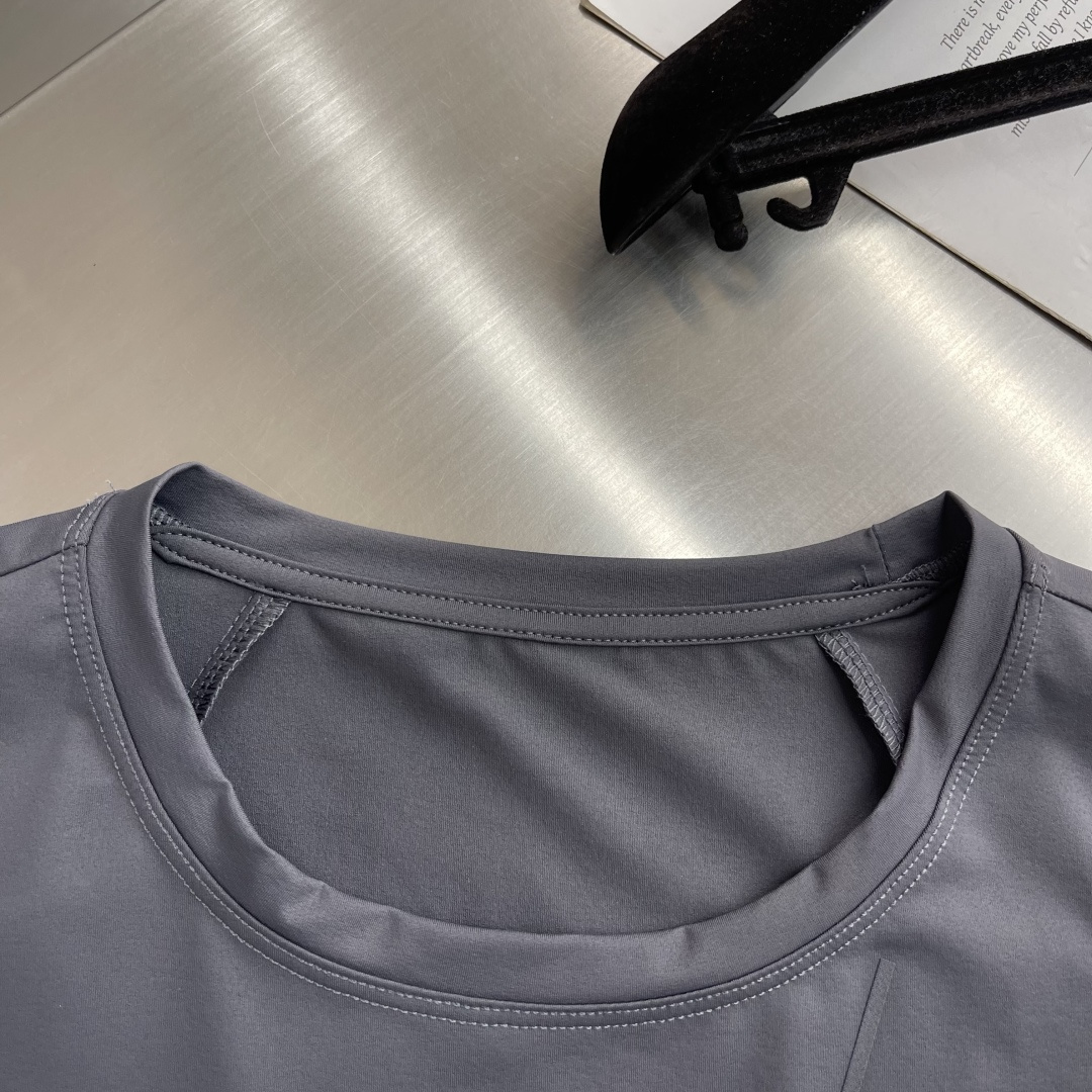 -迪桑特 圆领短袖T恤，速干面料，舒适透气且利于排汗。版型简约，袖口处有品牌标志性图案刺绣，低调彰显品牌