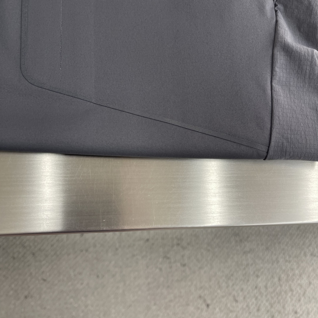 -迪桑特 圆领短袖T恤，速干面料，舒适透气且利于排汗。版型简约，袖口处有品牌标志性图案刺绣，低调彰显品牌