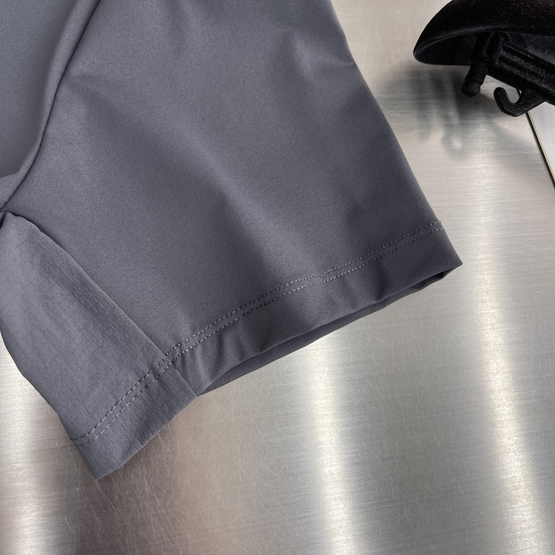 -迪桑特 圆领短袖T恤，速干面料，舒适透气且利于排汗。版型简约，袖口处有品牌标志性图案刺绣，低调彰显品牌