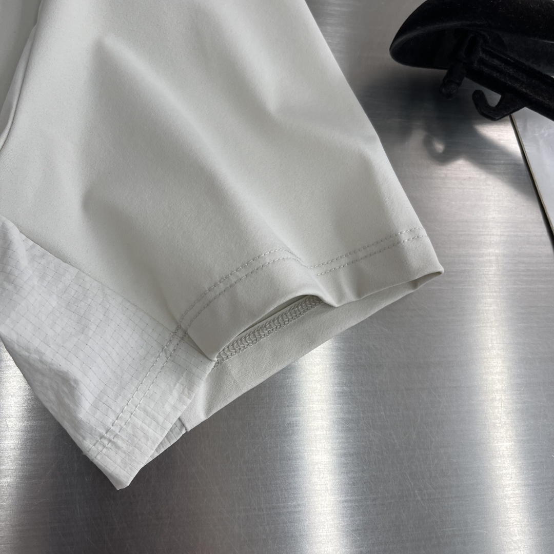 -迪桑特 圆领短袖T恤，速干面料，舒适透气且利于排汗。版型简约，袖口处有品牌标志性图案刺绣，低调彰显品牌