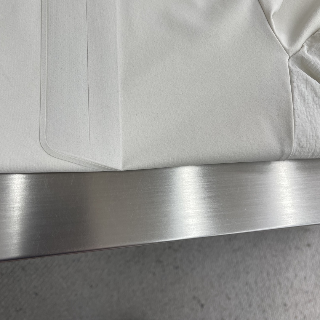 -迪桑特 圆领短袖T恤，速干面料，舒适透气且利于排汗。版型简约，袖口处有品牌标志性图案刺绣，低调彰显品牌