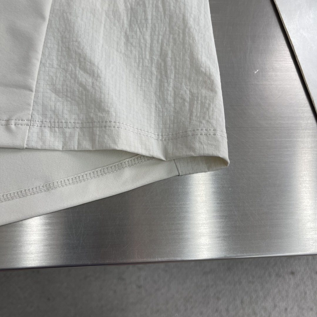 -迪桑特 圆领短袖T恤，速干面料，舒适透气且利于排汗。版型简约，袖口处有品牌标志性图案刺绣，低调彰显品牌