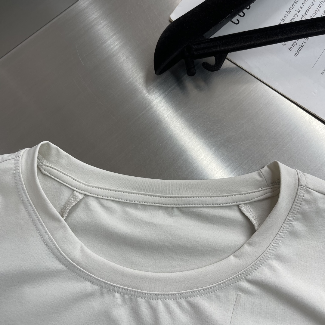 -迪桑特 圆领短袖T恤，速干面料，舒适透气且利于排汗。版型简约，袖口处有品牌标志性图案刺绣，低调彰显品牌