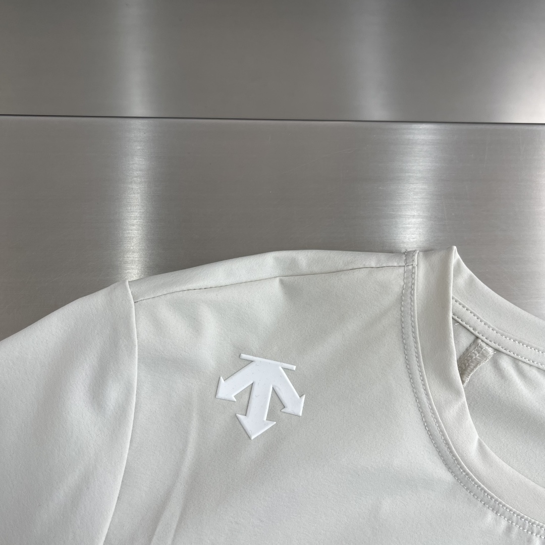 -迪桑特 圆领短袖T恤，速干面料，舒适透气且利于排汗。版型简约，袖口处有品牌标志性图案刺绣，低调彰显品牌