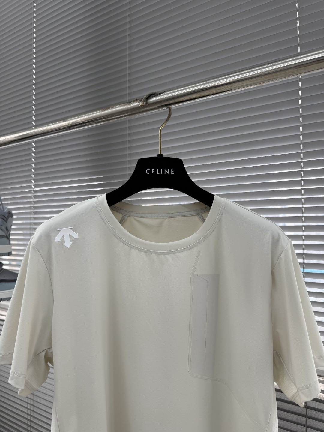 -迪桑特 圆领短袖T恤，速干面料，舒适透气且利于排汗。版型简约，袖口处有品牌标志性图案刺绣，低调彰显品牌