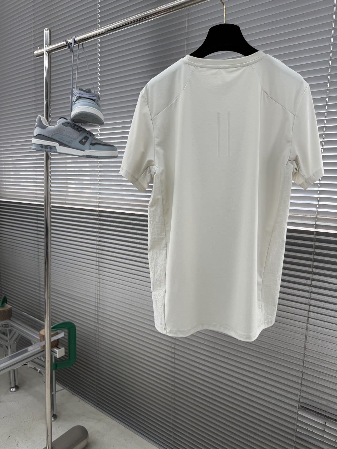 -迪桑特 圆领短袖T恤，速干面料，舒适透气且利于排汗。版型简约，袖口处有品牌标志性图案刺绣，低调彰显品牌