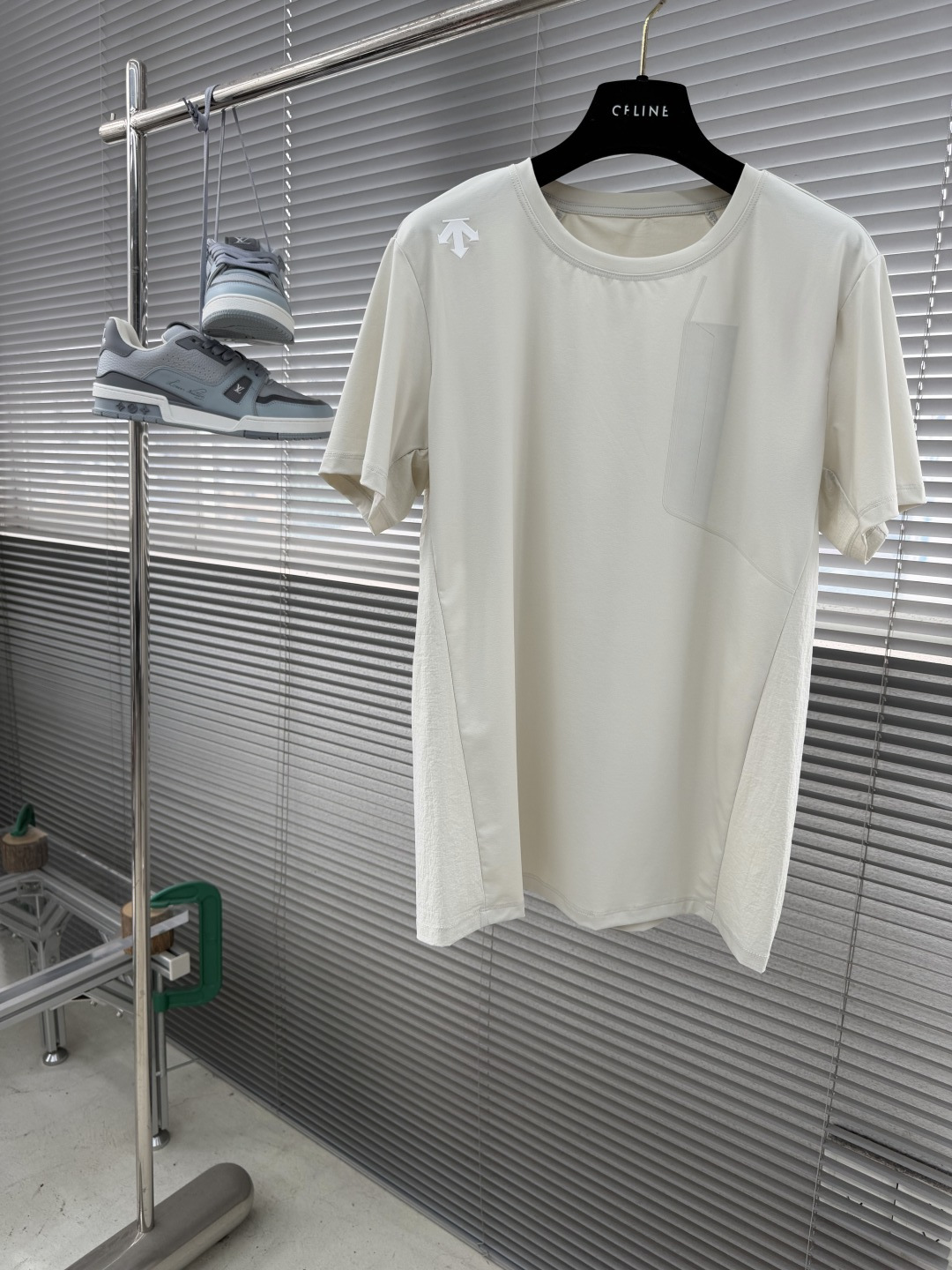 -迪桑特 圆领短袖T恤，速干面料，舒适透气且利于排汗。版型简约，袖口处有品牌标志性图案刺绣，低调彰显品牌