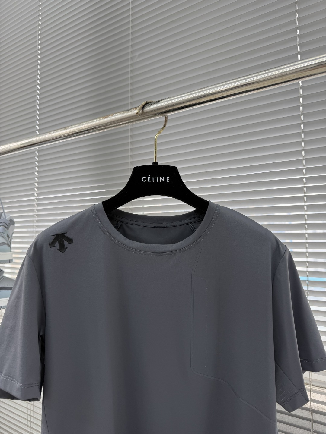 -迪桑特 圆领短袖T恤，速干面料，舒适透气且利于排汗。版型简约，袖口处有品牌标志性图案刺绣，低调彰显品牌