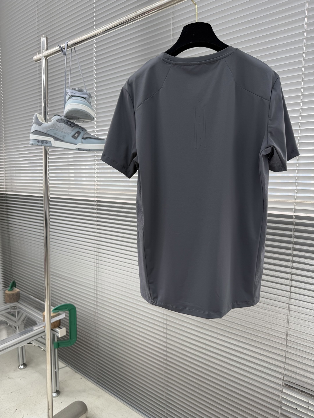 -迪桑特 圆领短袖T恤，速干面料，舒适透气且利于排汗。版型简约，袖口处有品牌标志性图案刺绣，低调彰显品牌