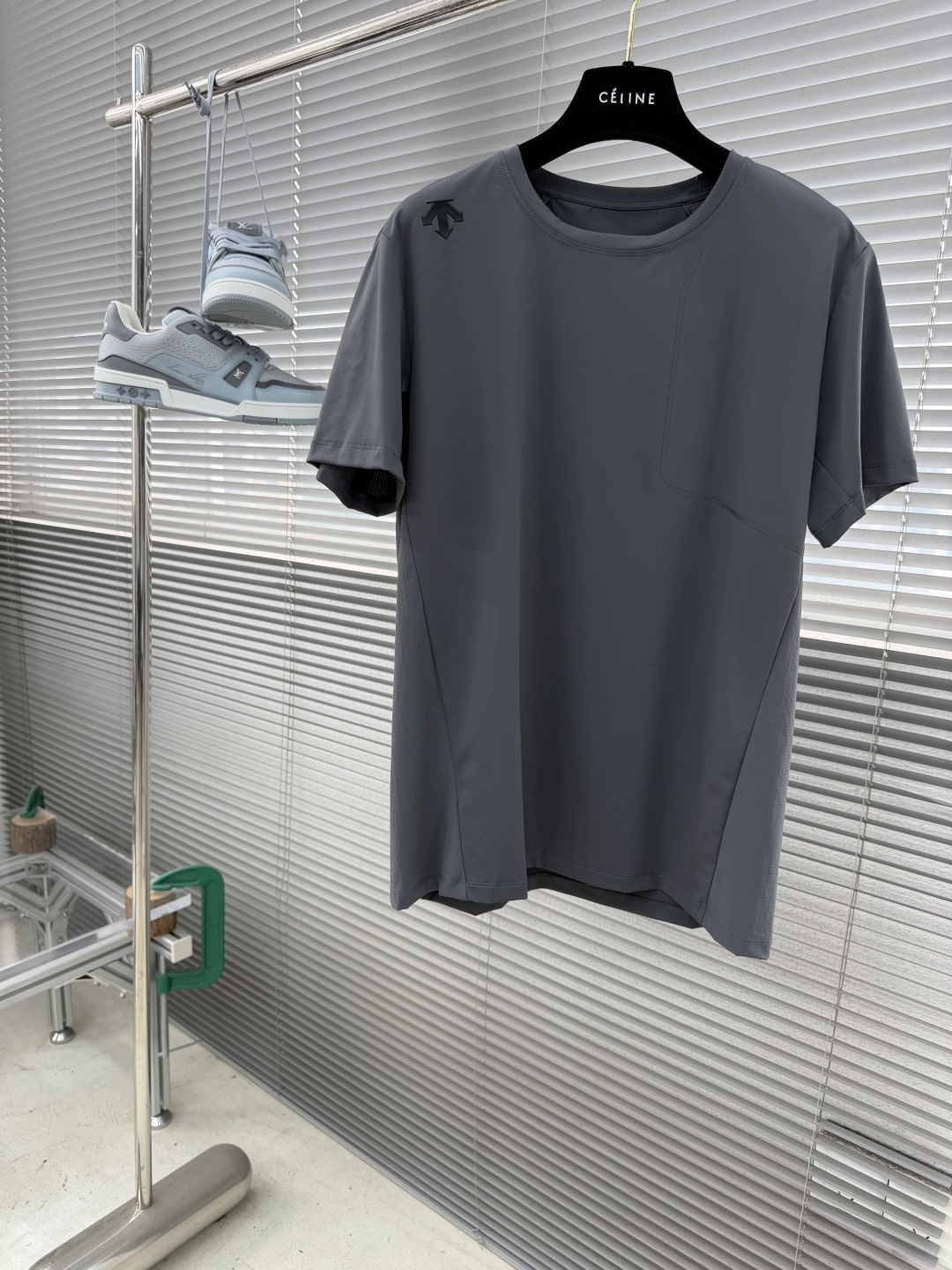 -迪桑特 圆领短袖T恤，速干面料，舒适透气且利于排汗。版型简约，袖口处有品牌标志性图案刺绣，低调彰显品牌