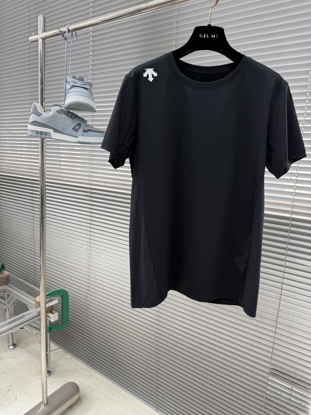 -迪桑特 圆领短袖T恤，速干面料，舒适透气且利于排汗。版型简约，袖口处有品牌标志性图案刺绣，低调彰显品牌