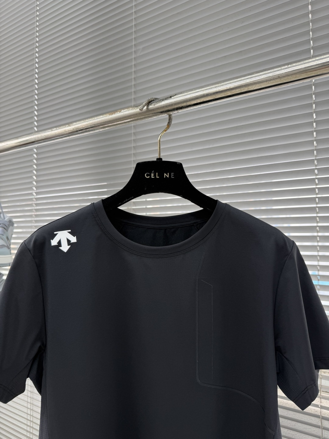 -迪桑特 圆领短袖T恤，速干面料，舒适透气且利于排汗。版型简约，袖口处有品牌标志性图案刺绣，低调彰显品牌