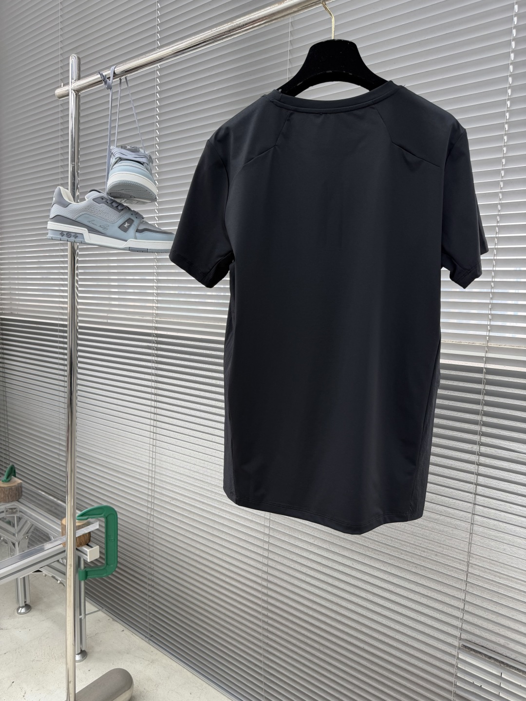 -迪桑特 圆领短袖T恤，速干面料，舒适透气且利于排汗。版型简约，袖口处有品牌标志性图案刺绣，低调彰显品牌