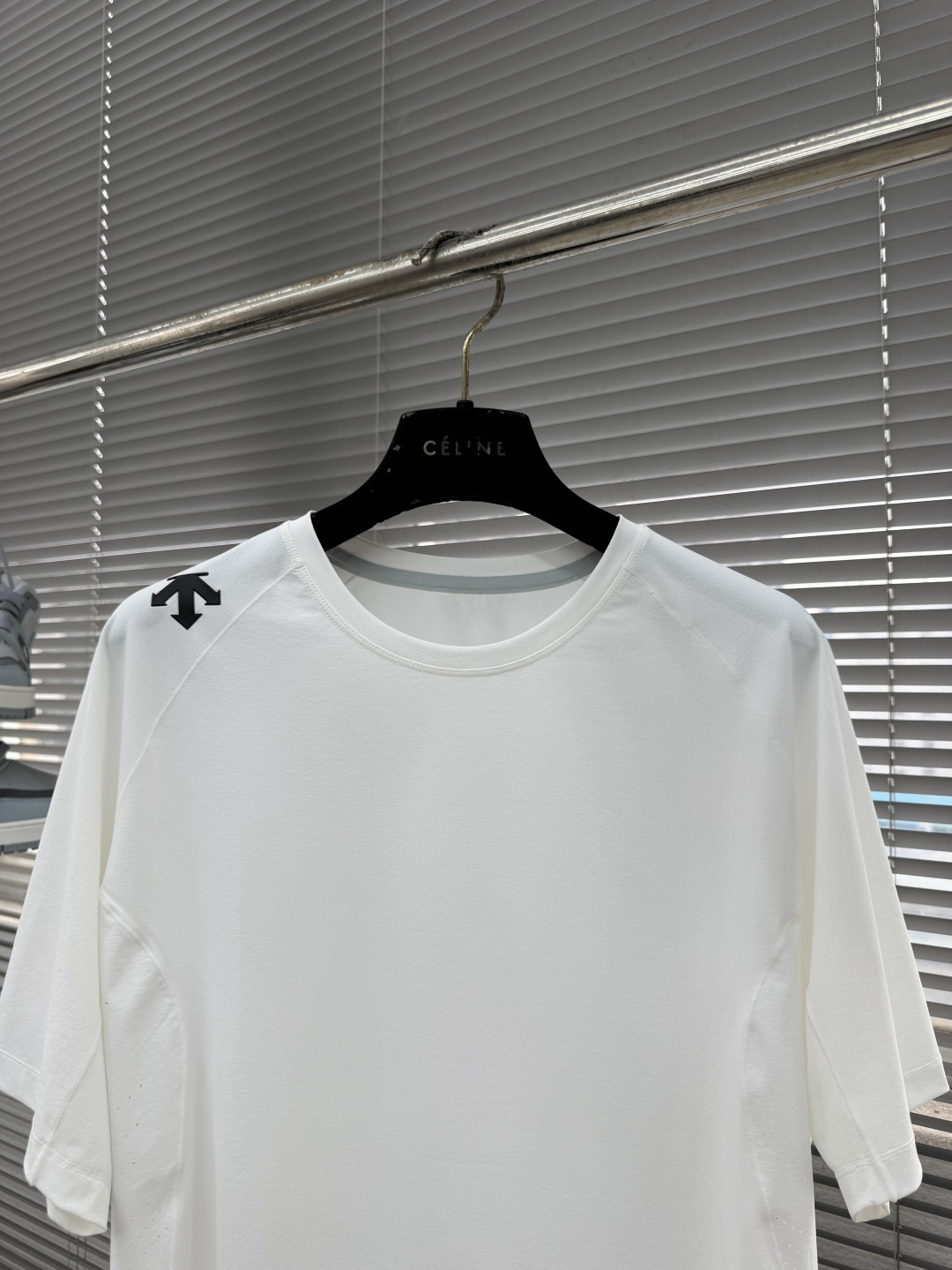 -迪桑特 运动风圆领短袖T恤，速干面料，舒适透气且利于排汗。版型简约，袖口处有品牌标志性图案刺绣，低调彰