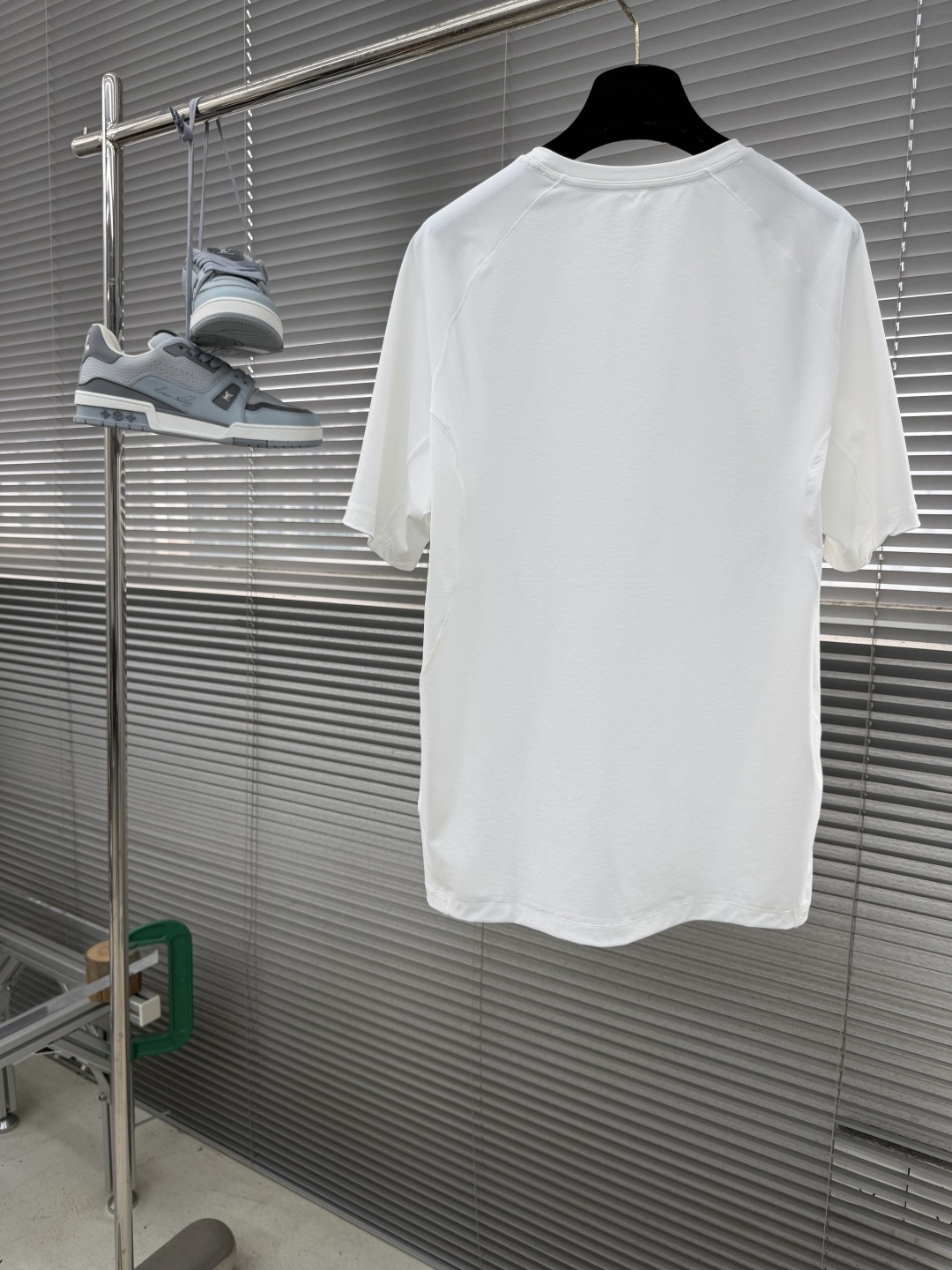 -迪桑特 运动风圆领短袖T恤，速干面料，舒适透气且利于排汗。版型简约，袖口处有品牌标志性图案刺绣，低调彰