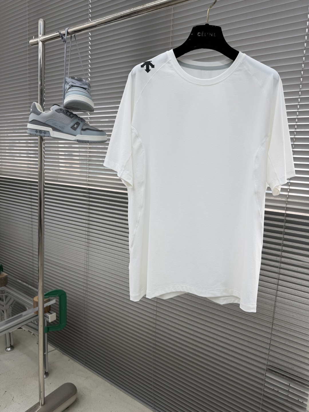 -迪桑特 运动风圆领短袖T恤，速干面料，舒适透气且利于排汗。版型简约，袖口处有品牌标志性图案刺绣，低调彰