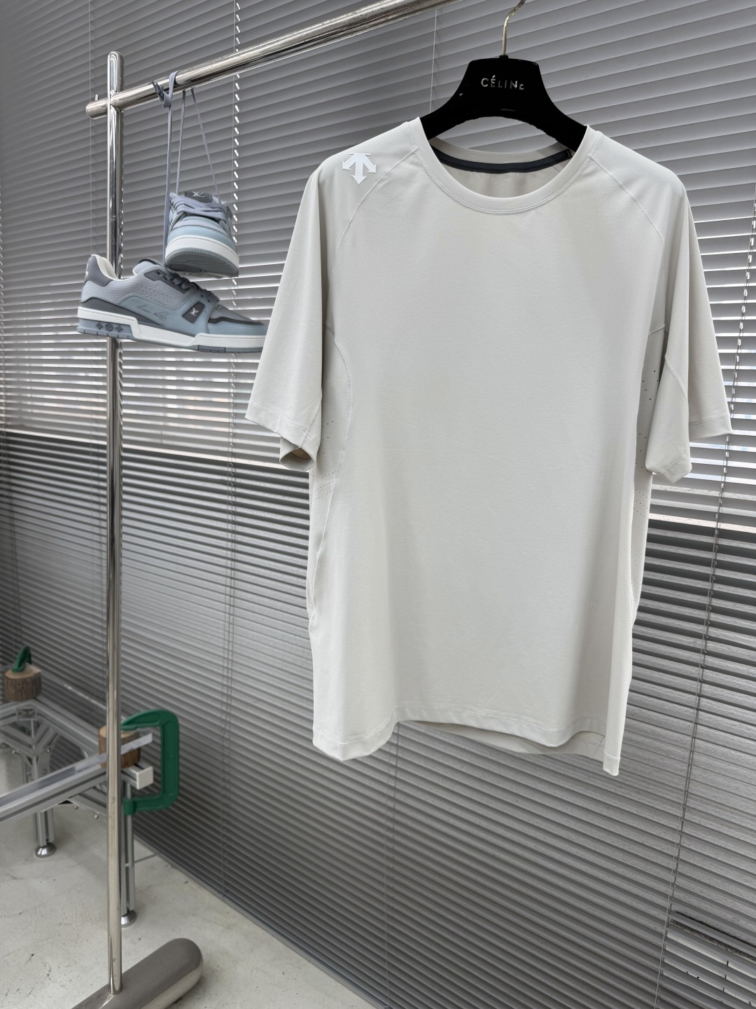 -迪桑特 运动风圆领短袖T恤，速干面料，舒适透气且利于排汗。版型简约，袖口处有品牌标志性图案刺绣，低调彰